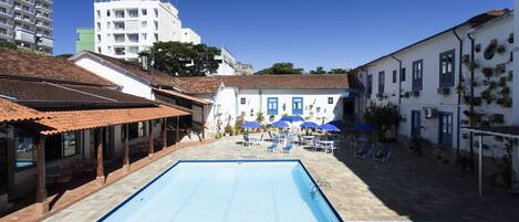 Hồ bơi trong nhà, hồ bơi ngoài trời, ghế dài tắm nắng