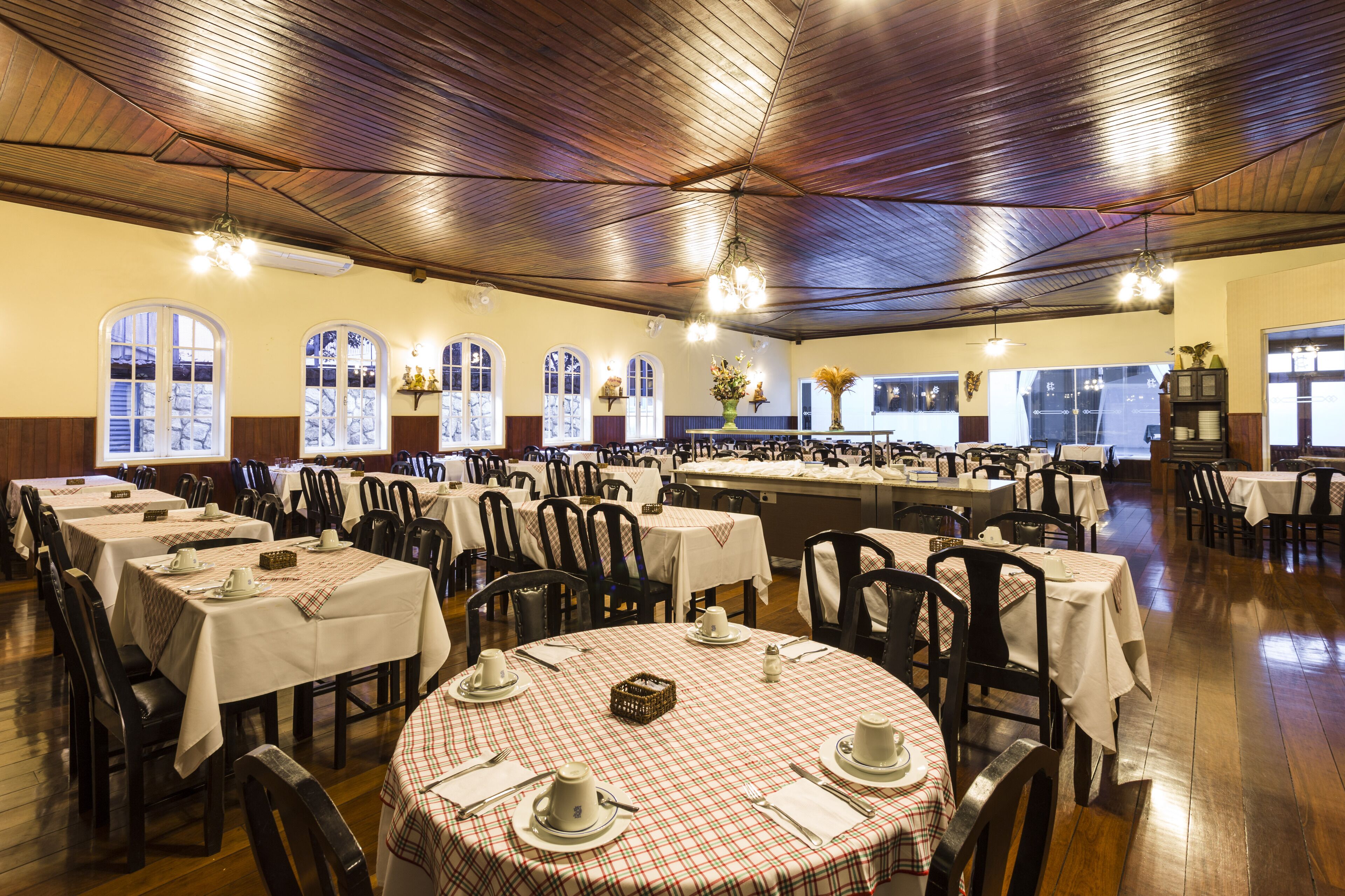 breakfast, lunch and dinner served