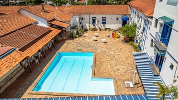 1 quarto, frigobar, escrivaninha, espaço de trabalho para notebook