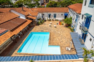 室内游泳池，室外游泳池，日光浴躺椅