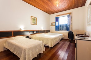 Quadrupla Standard | Minibar, una scrivania, postazione laptop, tende oscuranti