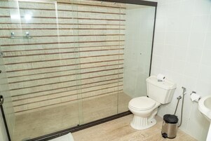 Ducha, artículos de tocador gratuitos, secador de pelo, toallas