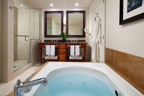 Dusche, Whirlpool, Haartrockner, Handtücher