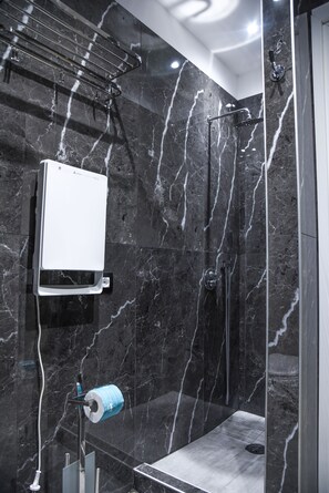 스탠다드 더블룸 | 욕실 | 샤워 시설, 레인폴 샤워기, 무료 세면용품, 헤어드라이어