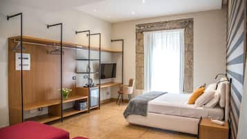 Chambre Quadruple Deluxe | Minibar, coffres-forts dans les chambres, ameublement personnalisé