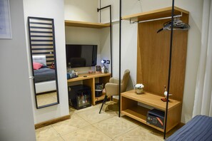 Standaard tweepersoonskamer | Een minibar, een kluis op de kamer, individueel gemeubileerd, een bureau