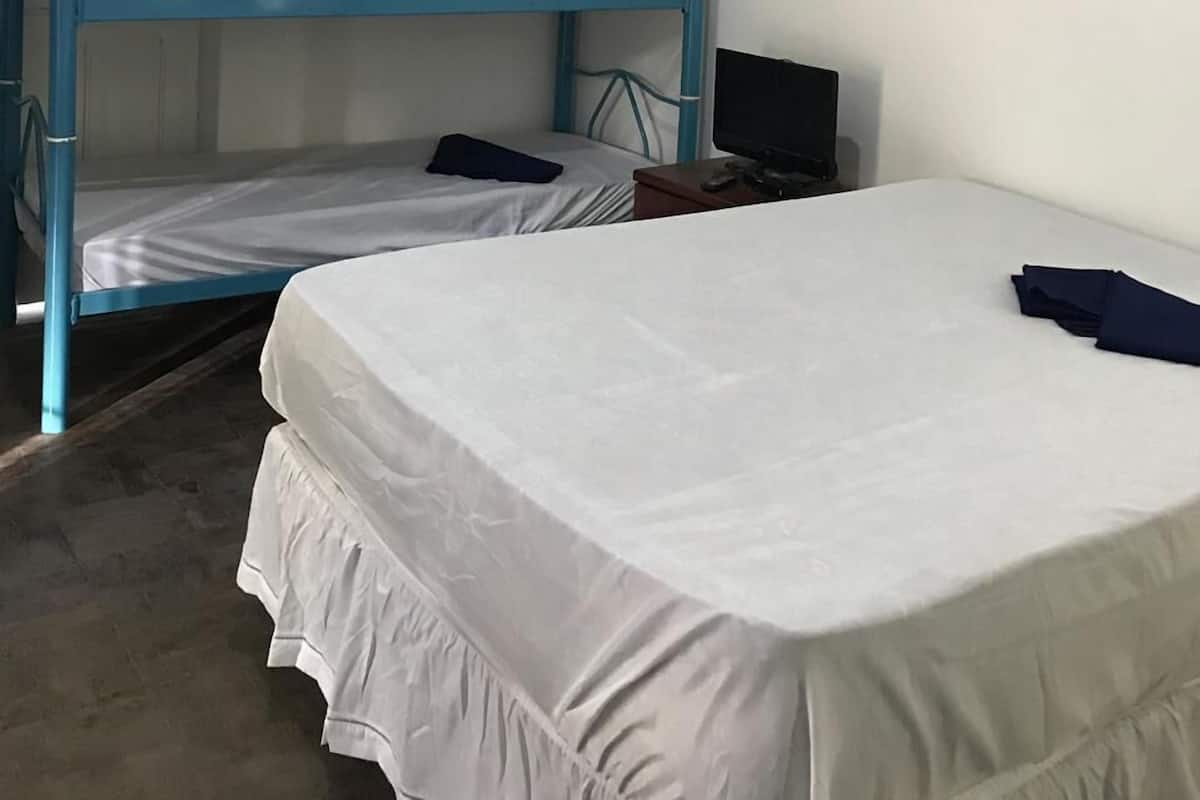 Estudio superior, balcón (Uma cama de casal e duas beliches) | Wifi gratis y ropa de cama