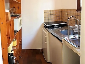 Coffee/tea maker, fridge, microwave, electric kettle
