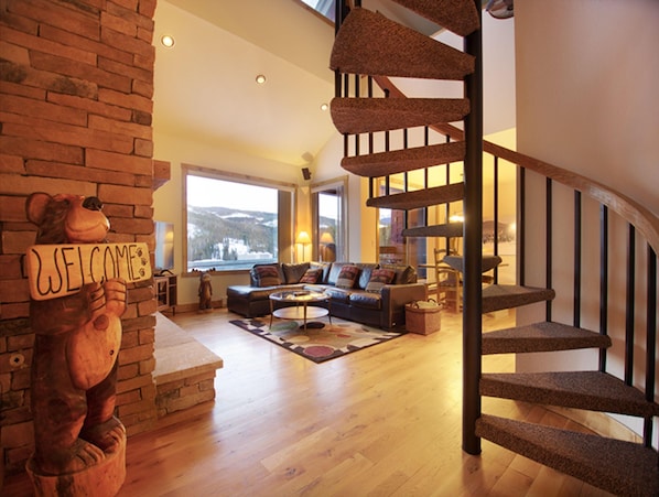 Condo, 3 Bedrooms | Living room | 36-inch TV with digital channels