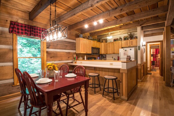 Dining - Secluded, pet-friendly close to Nashville! (Nashville)