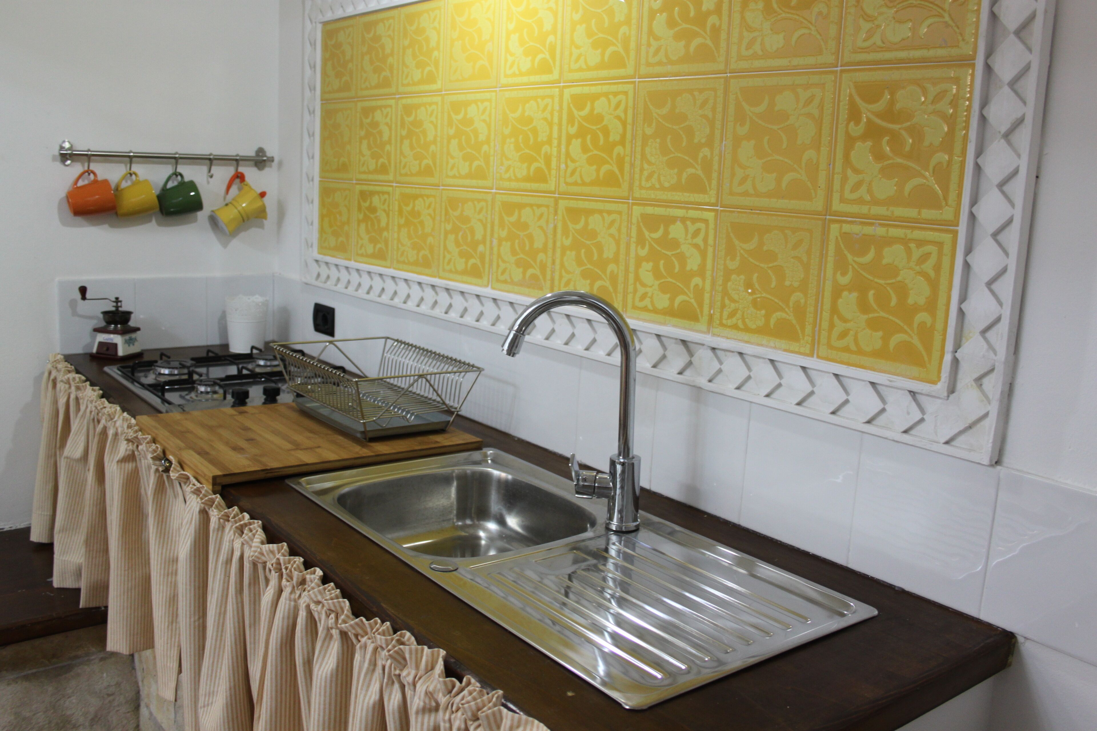 Réfrigérateur, plaque de cuisson, cafetière/bouilloire