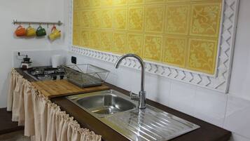 Réfrigérateur, plaque de cuisson, cafetiÚre/bouilloire