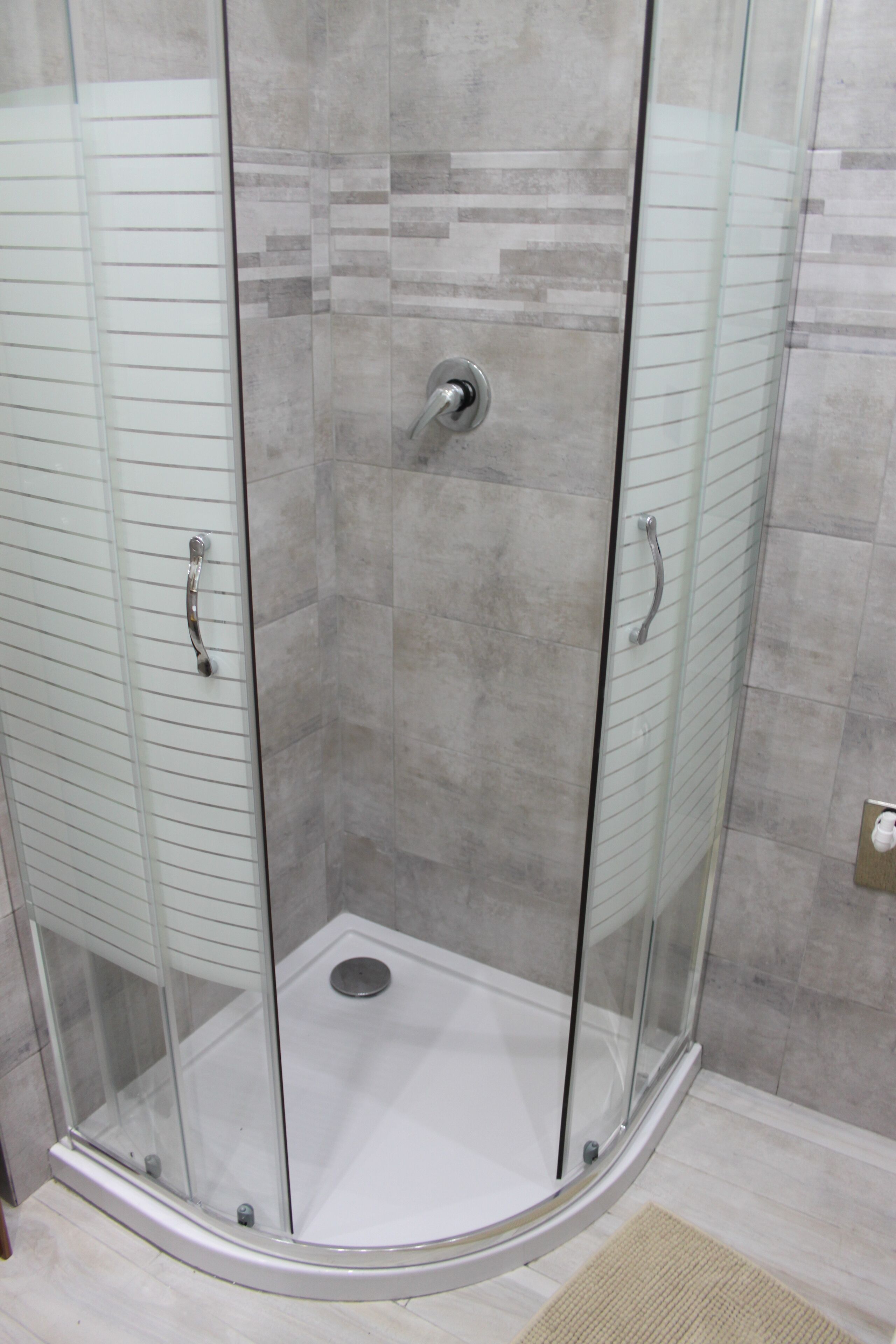 Douche, sèche-cheveux, bidet, serviettes fournies