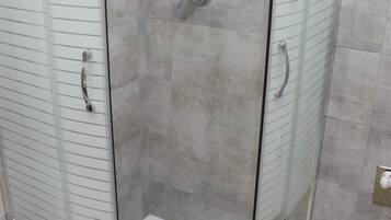 Douche, sèche-cheveux, bidet, serviettes fournies
