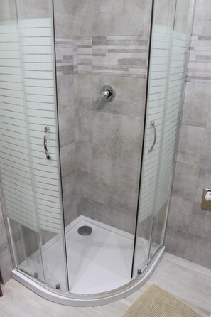Shower, hair dryer, bidet, towels - LOFT IN VILLA OLIVELLA (Roma)