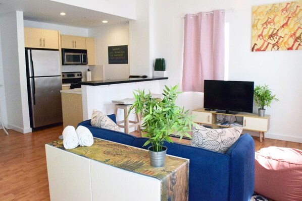 Interior - Light-Filled Apt| Steps to Beach Convention Center (Miami Beach)