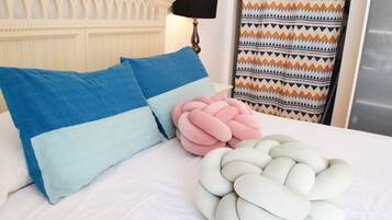 1 dormitorio, escritorio, tabla de planchar con plancha y cuna de viaje