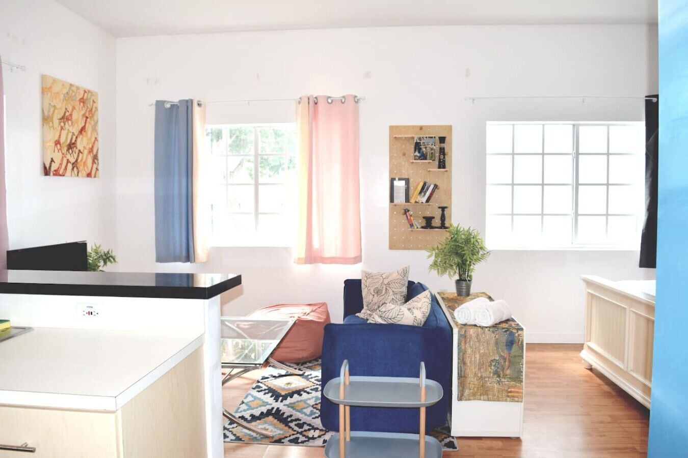 Una sala de estar moderna con un sofá, una mesita y una estantería.