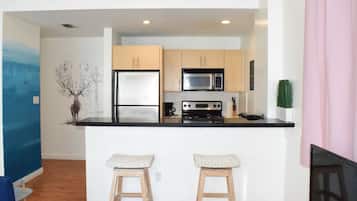 Réfrigérateur, micro-ondes, four, plaque de cuisson