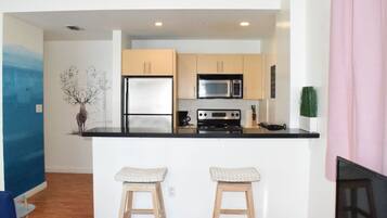 Frigorífico, microondas, horno y placa de cocina