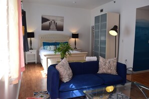 Smart TV - Light-Filled Apt| Steps to Beach Convention Center (Miami Beach)