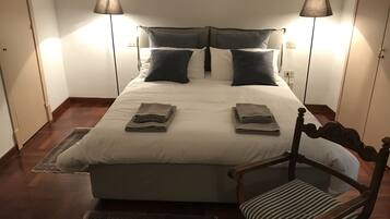 2 habitaciones, escritorio y tabla de planchar con plancha