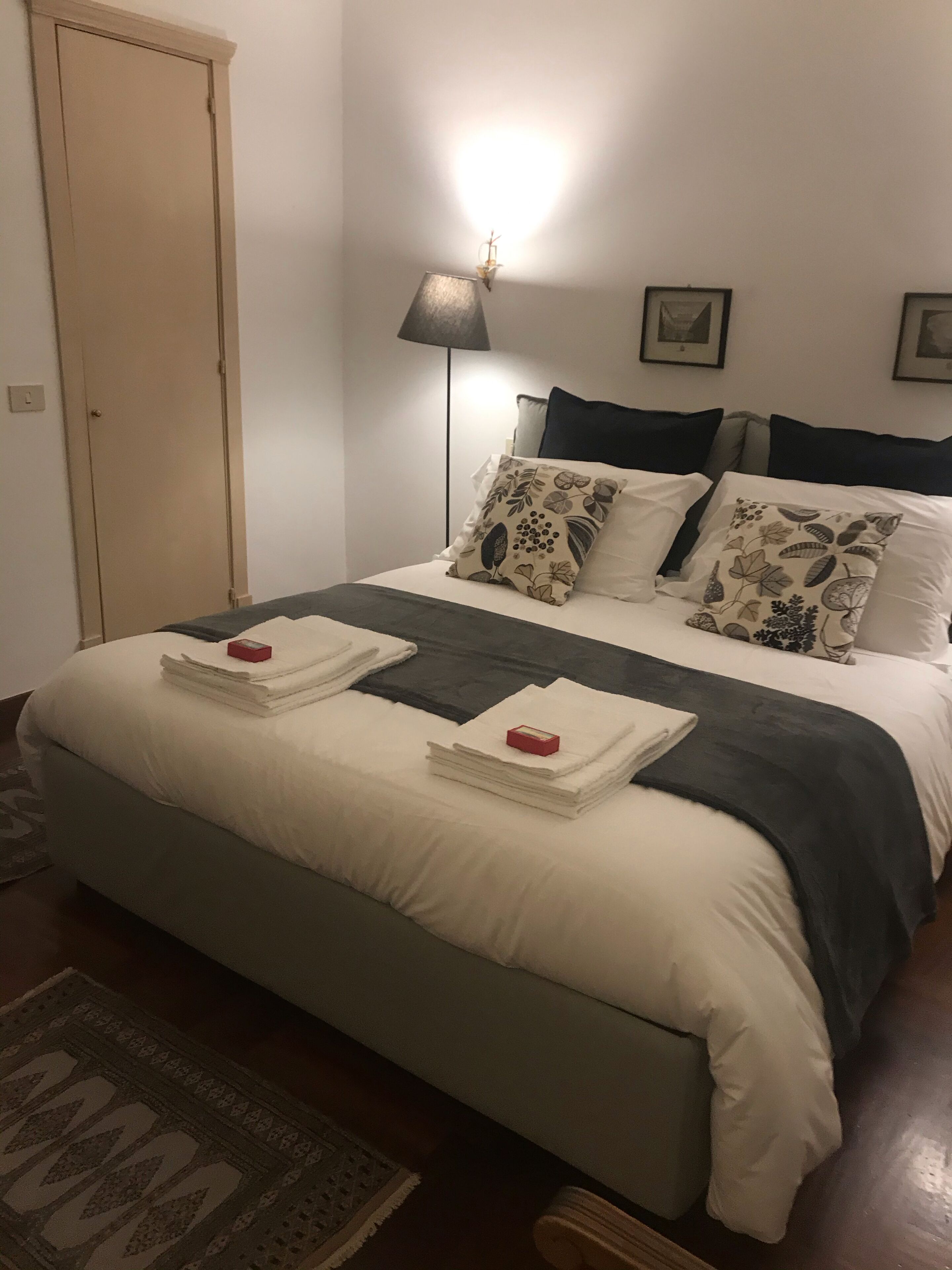 2 Schlafzimmer, Schreibtisch, Bügeleisen/Bügelbrett, Reisekinderbett