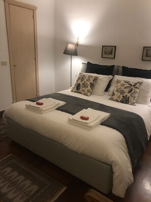 2 bedrooms, desk, iron/ironing board, travel crib - In the heart of historic Naples, Pizzofalcone 41b Holiday House, 90 square meters (Napoli)