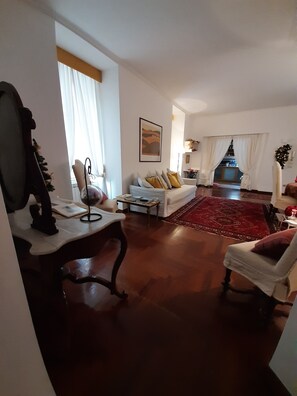 TV - In the heart of historic Naples, Pizzofalcone 41b Holiday House, 90 square meters (Napoli)