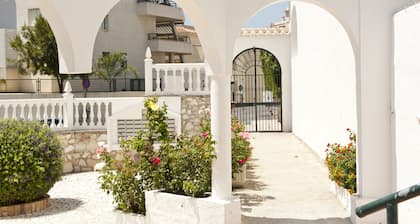 Upea huvila, josta on upeat merinäkymät. Fab sijainti lähellä mukavuuksia!