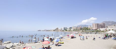 Ubicación cercana a la playa y toallas de playa