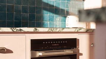 Coffee/tea maker, fridge, microwave, oven