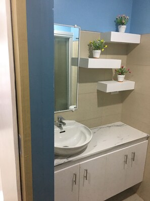 ヘアドライヤー、タオル、石鹸、トイレットペーパー