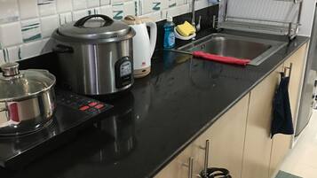 Frigorífico, microondas, hervidor eléctrico y utensilios de cocina