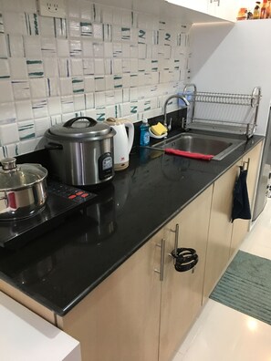 冷蔵庫、電子レンジ、電気ポット、調理器具と食器