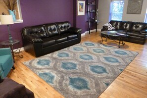 TV, books - Fun and walkable area, sleeps 9, private parking and patio, newly renovated! (St. Louis)