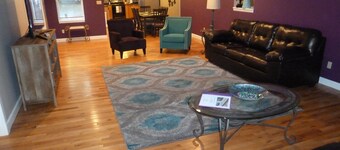 Fun and walkable area, sleeps 9, private parking and patio, newly renovated!