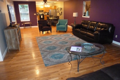Fun and walkable area, sleeps 9, private parking and patio, newly renovated!