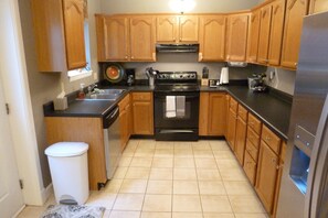 Fridge, microwave, oven, stovetop - Fun and walkable area, sleeps 9, private parking and patio, newly renovated! (St. Louis)