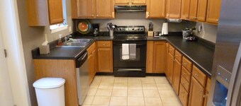 Fun and walkable area, sleeps 9, private parking and patio, newly renovated!