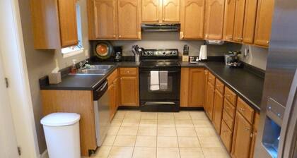 Fun and walkable area, sleeps 9, private parking and patio, newly renovated!