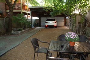 Outdoor dining - Fun and walkable area, sleeps 9, private parking and patio, newly renovated! (St. Louis)