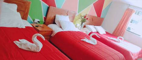 Chambre quadruple de base, salle de bain privée | Couette en duvet, décor unique, accÚs au Wi-Fi (inclus), literie fournie