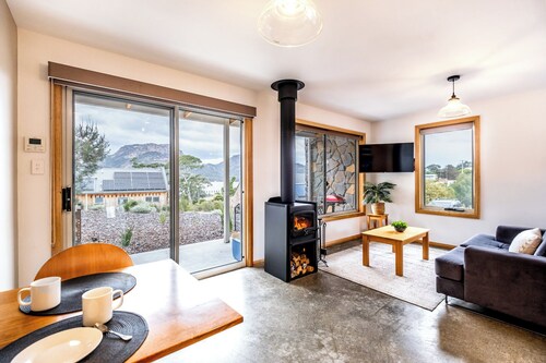 Le studio Freycinet Stone est un studio récemment construit avec vue sur la montagne et l'océan.