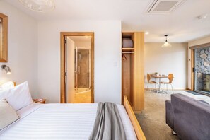 1 bedroom, bed sheets - Quartz (FS7) - Freycinet Holiday Houses (Coles Bay)