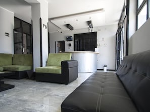 Televisión de pantalla plana de 32 pulgadas con canales por cable