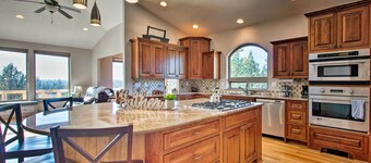 Grand Cabin w/ Hot Tub & Views - 3 Miles to Hiking