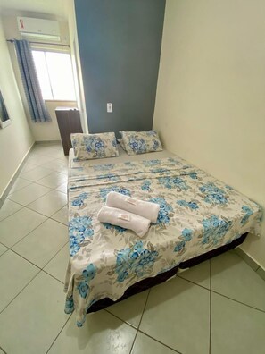 标准双人房或双床房 | 免费 WiFi、床单