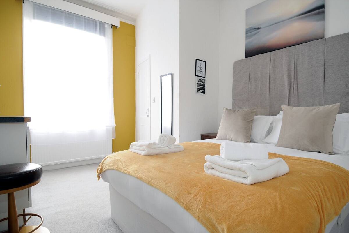 Classic Double Room | Iron/ironing board, WiFi (free), bed sheets
