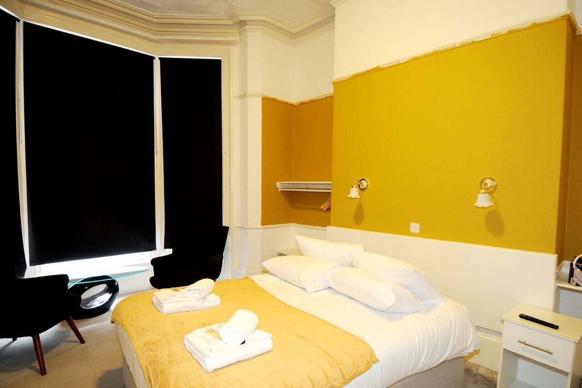 Deluxe Room | Iron/ironing board, WiFi (free), bed sheets